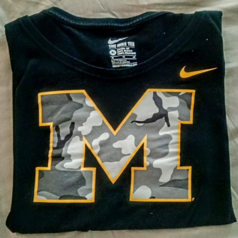 Nike Women's Black Tee with Camouflage M Design
